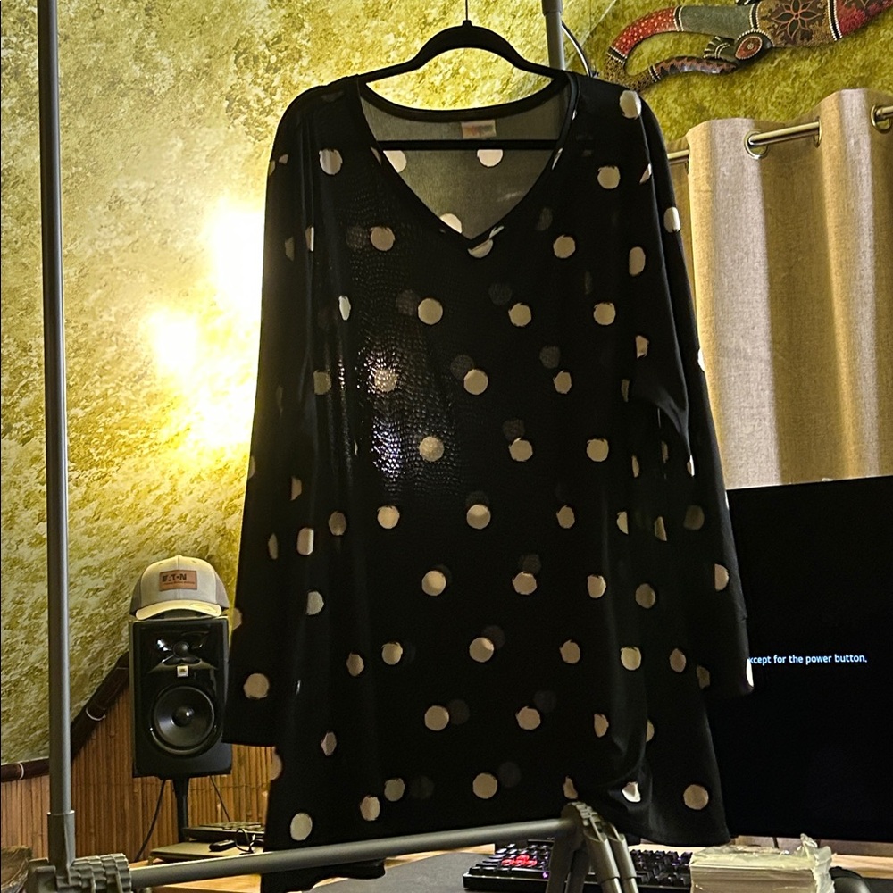 Gently Loved 3X LuLaRoe Long Sleeve V Neck. From a non smoking/pet friendly home